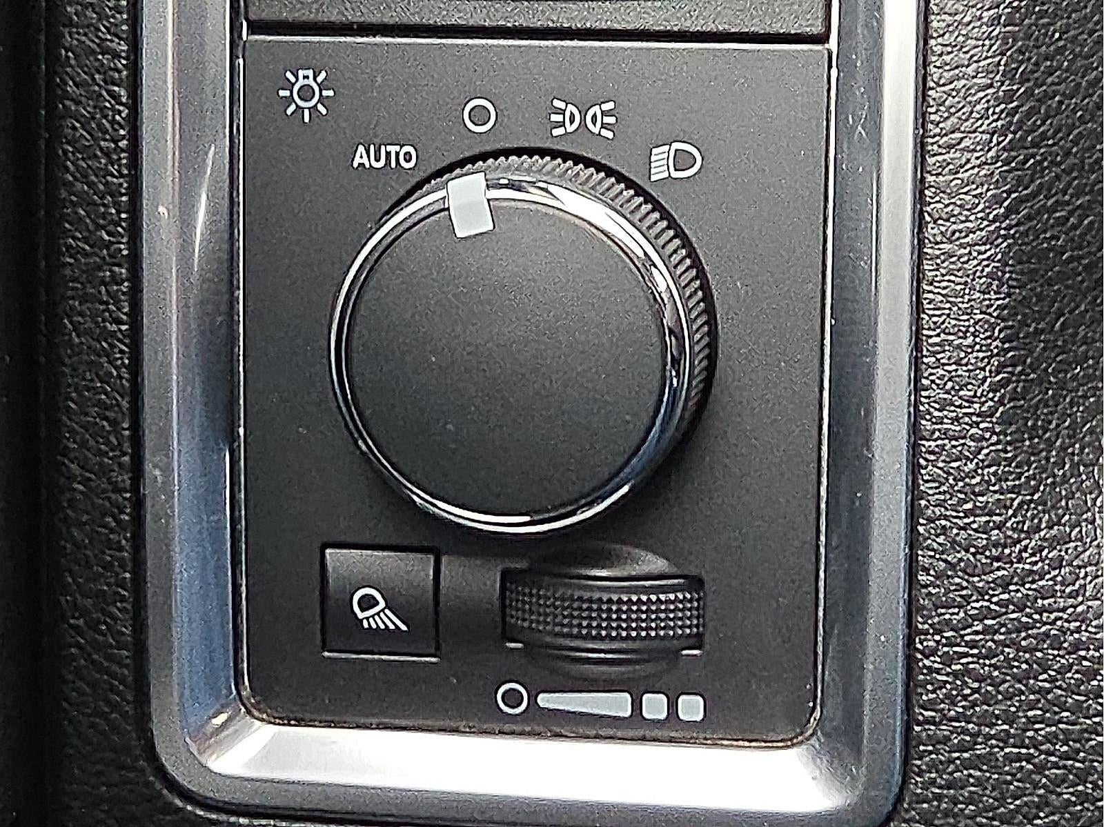 2023 RAM 1500 Classic SLT Crew Cab 4x2 5'7" Box