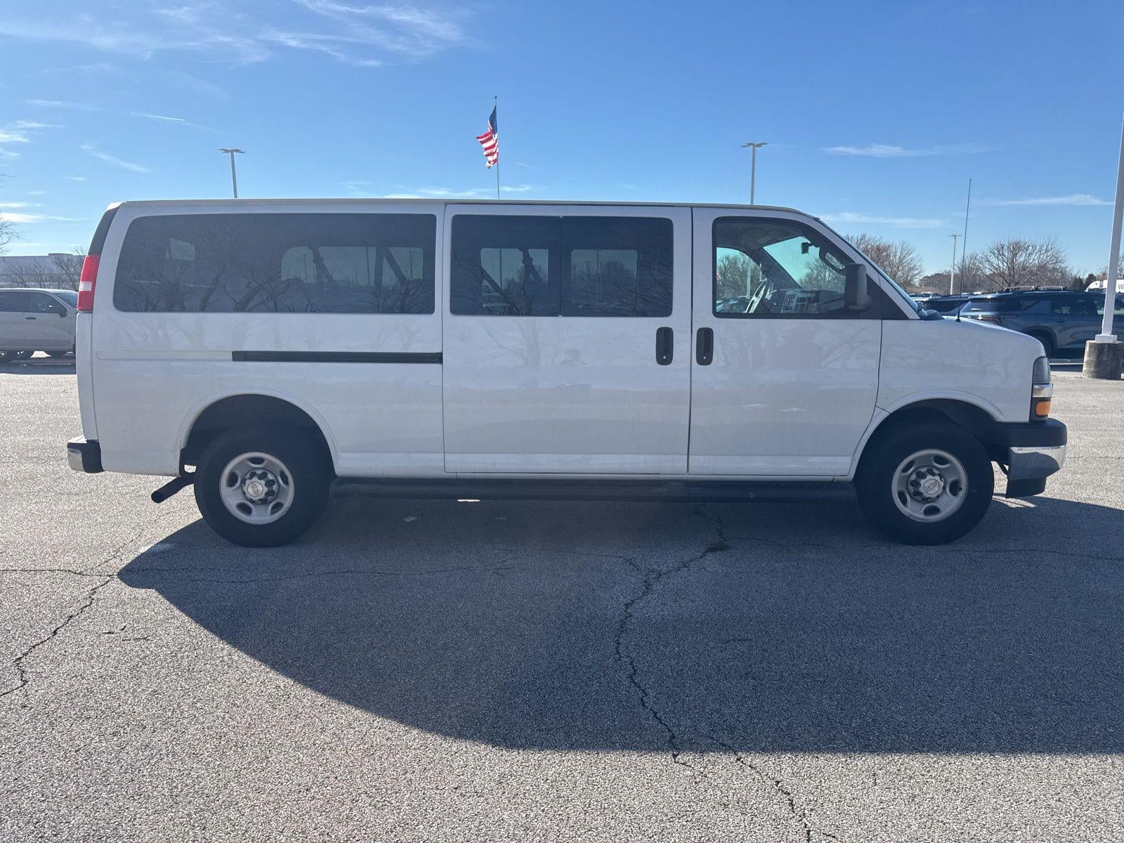 2023 Chevrolet Express Passenger 3500 1LT