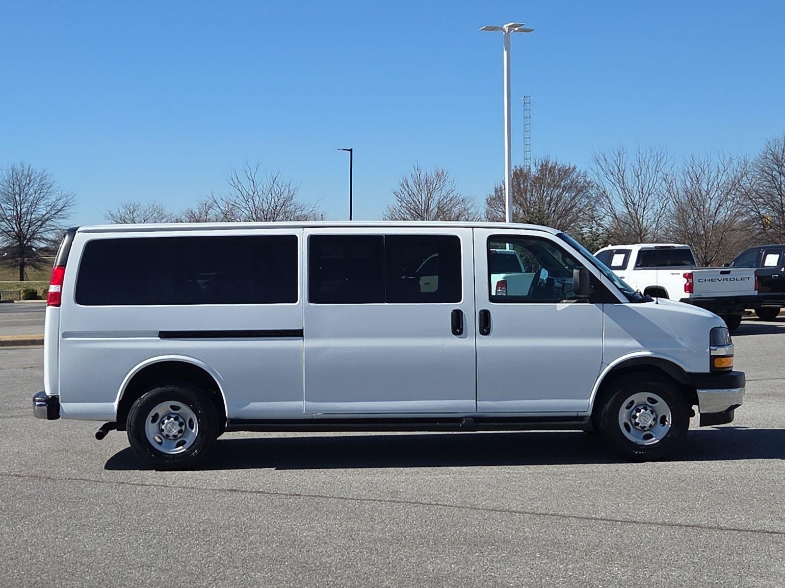 2023 Chevrolet Express Passenger 3500 1LT