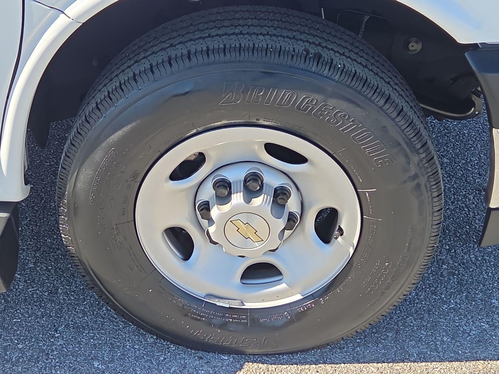 2023 Chevrolet Express Passenger 3500 1LT