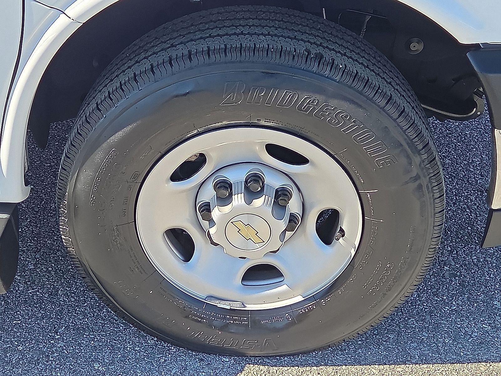 2023 Chevrolet Express Passenger 3500 1LT