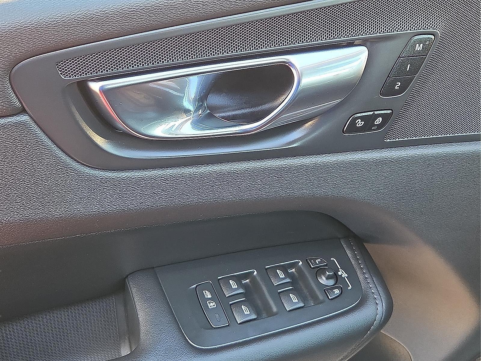 2025 Volvo XC60 Plus