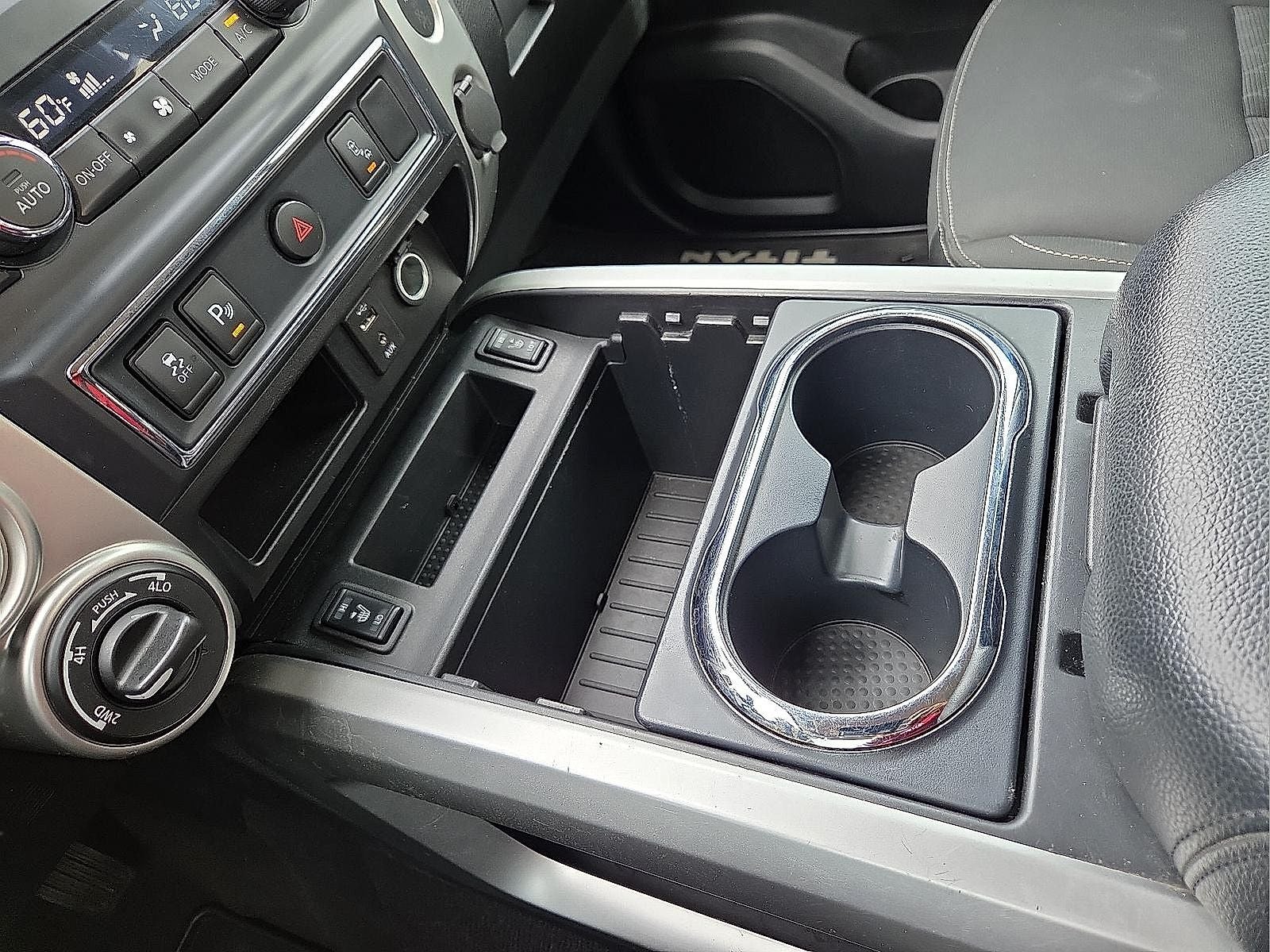 2017 Nissan TITAN SV