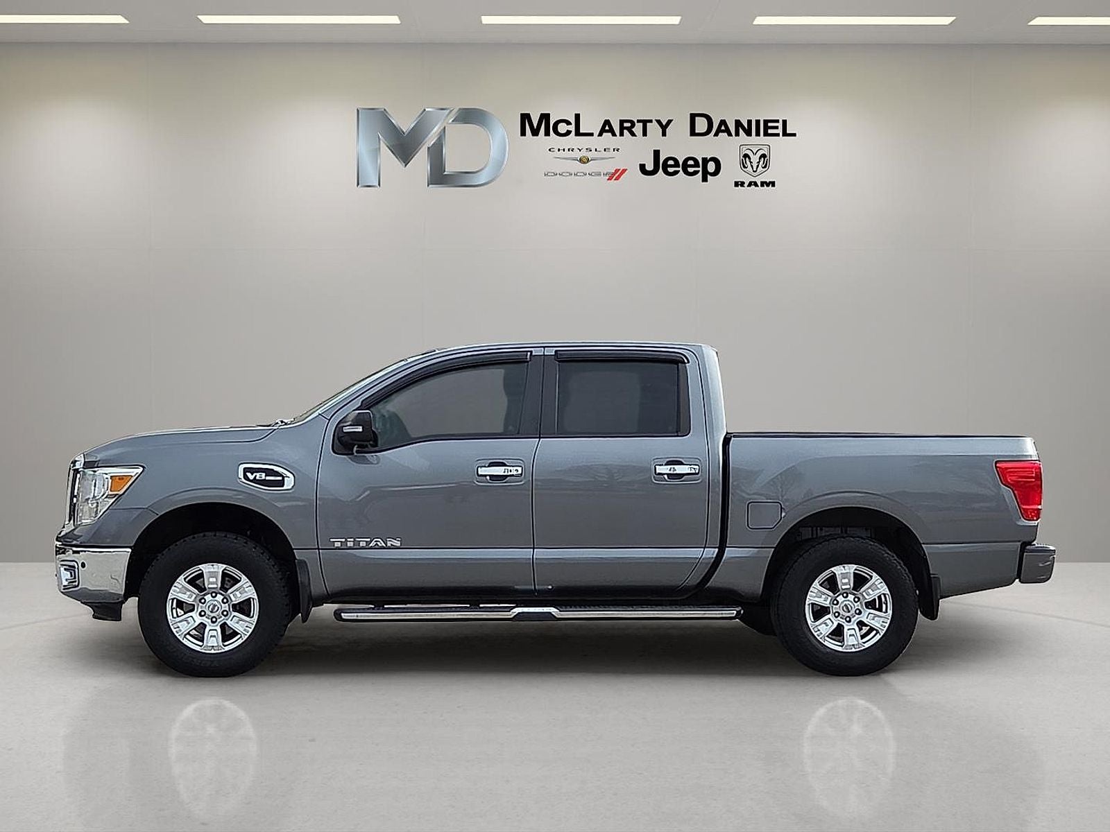 2017 Nissan TITAN SV