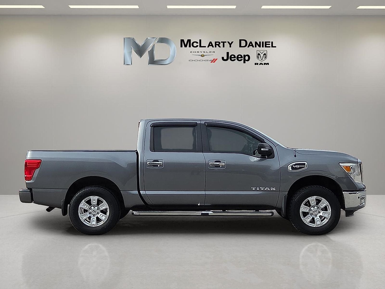 2017 Nissan TITAN SV