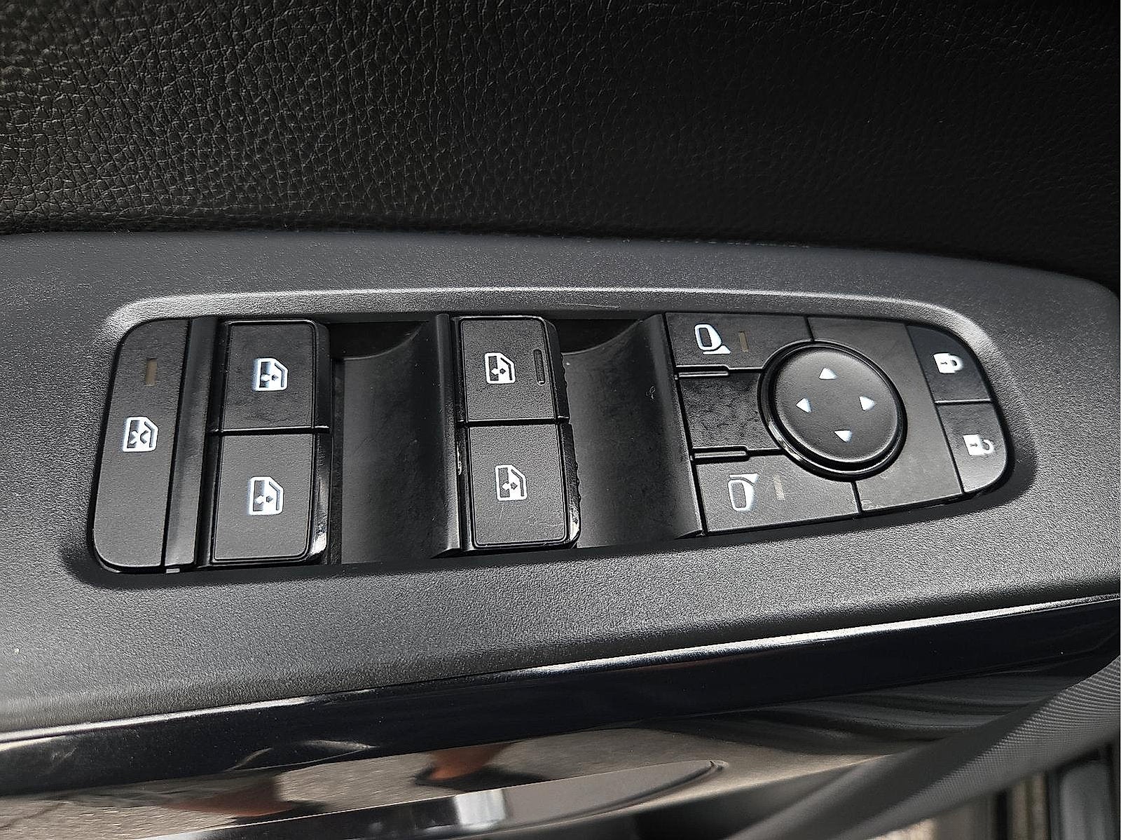 2025 Nissan Pathfinder S