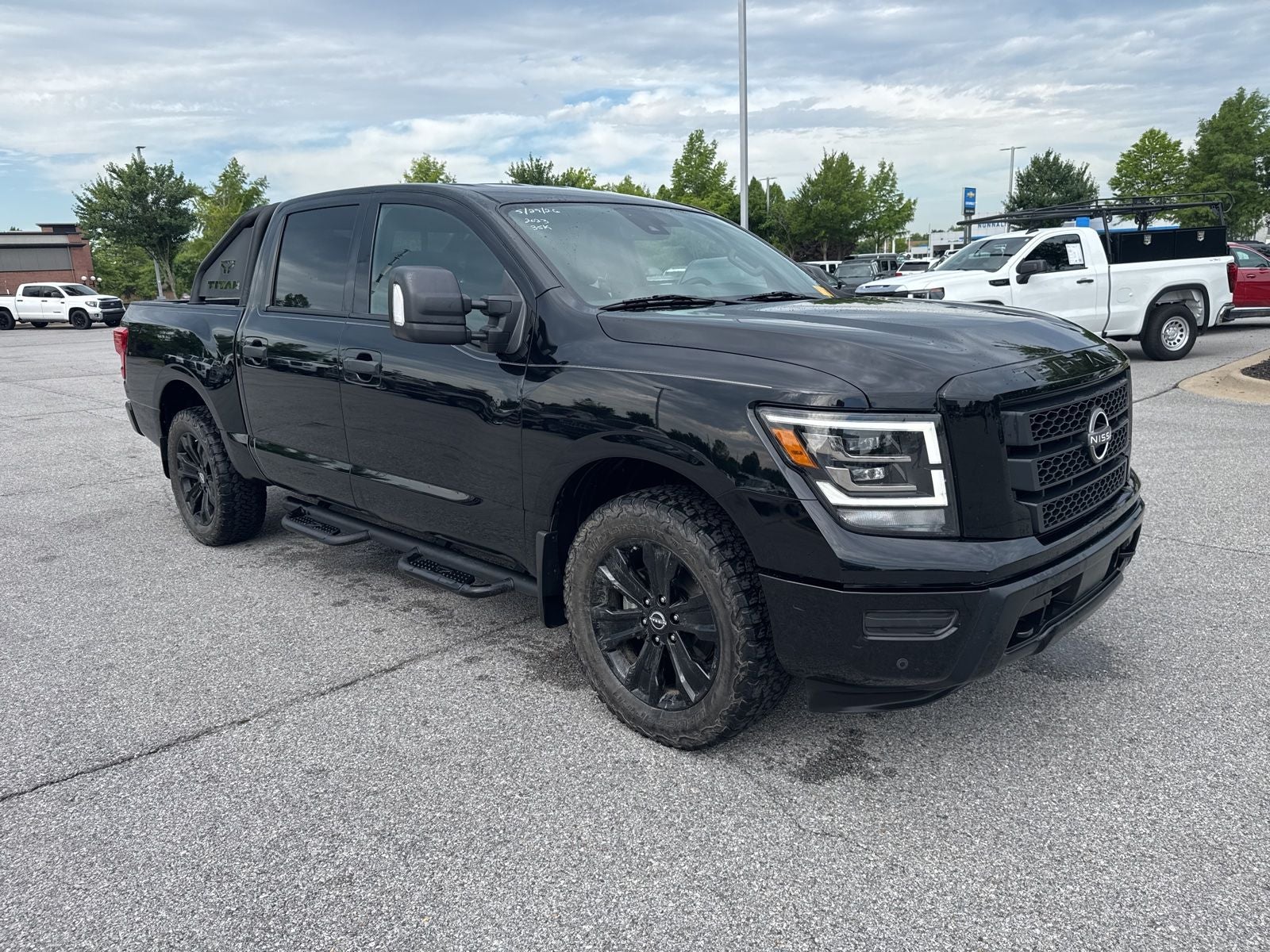 2023 Nissan Titan SV